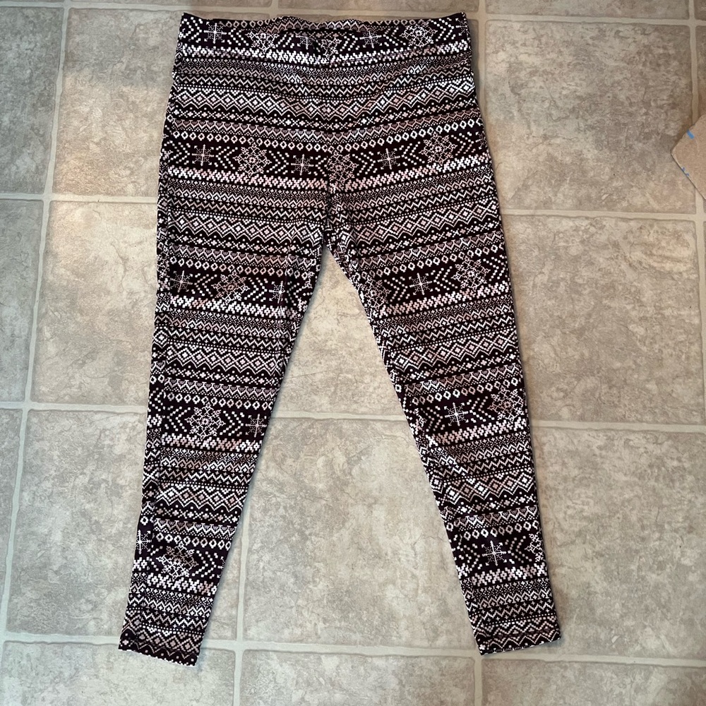 Stylish Burgundy and White Patterned Women’s Leggings